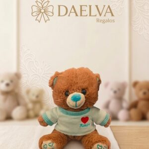 Osito de peluche marrón con suéter claro, corazón rojo con la palabra Amor y nariz turquesa