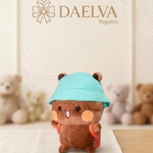 Osito de peluche marrón con gorro turquesa, mejillas rosas y mochila a la espalda