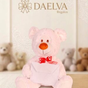 Osito de peluche rosa claro con lazo rojo y un sobre con un corazón rojo entre las patas